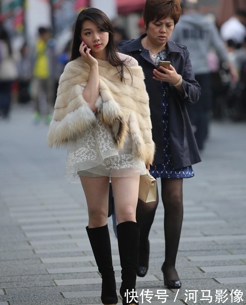显大■时尚的短裤，更显大长腿的魅力，街拍美女小姐姐优雅的披肩