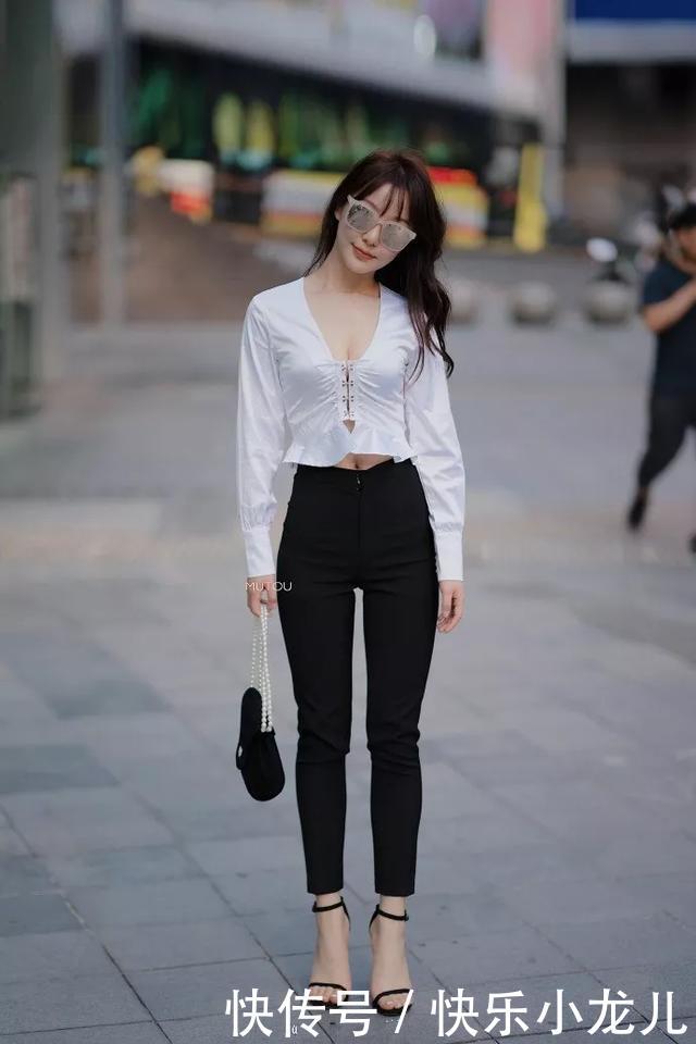  「女人味」街拍：一双亮色的尖头高跟鞋，让她走起路来地姿态也显得更加的有女人味