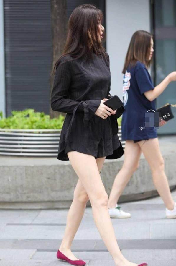 『不已』街拍:小姐姐的腿又白又长,街上的路人都羡慕不已!