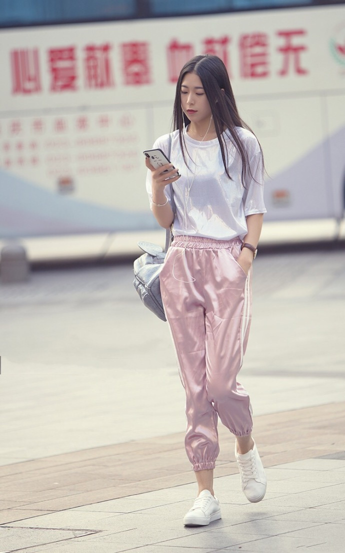 街拍美女，阳光时尚的穿搭给人一种平易近人的感觉，让你清凉一夏