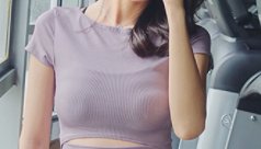 健身房的女人真开放，只穿半透衫瑜伽服，勾勒S曲线显腰肢