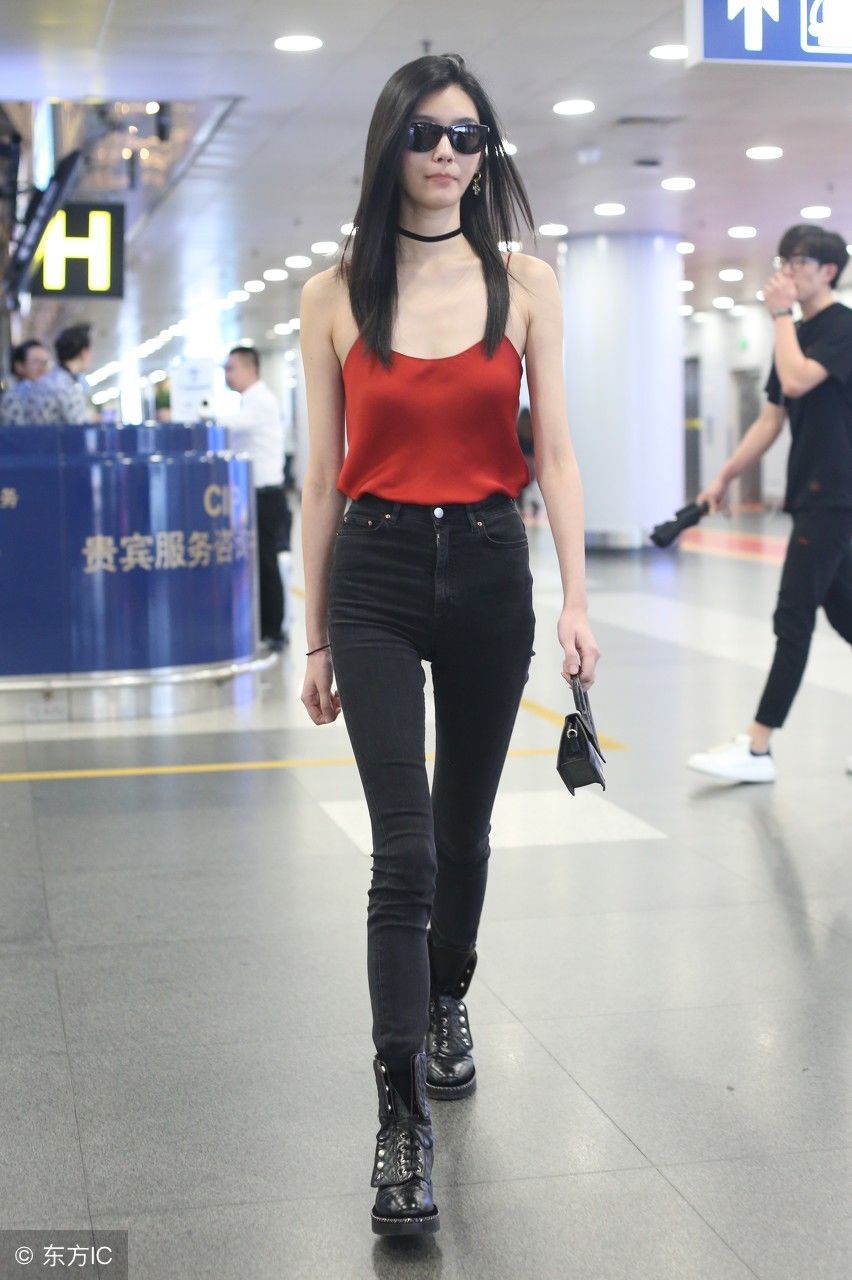 奚梦瑶真厉害，穿吊带却搭了双靴子居然不丑，不愧是超模