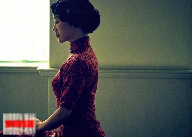 许晴和周韵旗袍装，风格差异明显，网友：姜文真会挑！