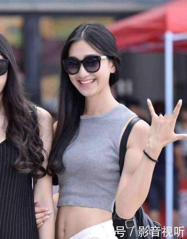 穿着黑色连衣裙的美女，笑起来的感觉给人一种成熟女人的味道！