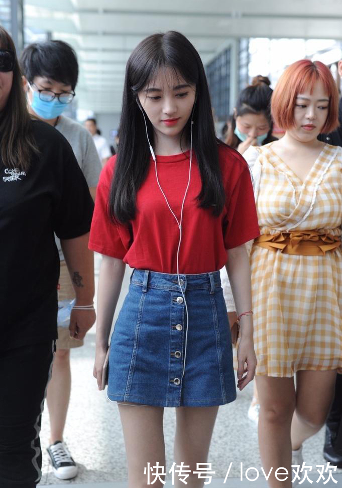 鞠婧祎短裙系五扣算什么!吴谨言直接系六扣,网友:人瘦就是任性