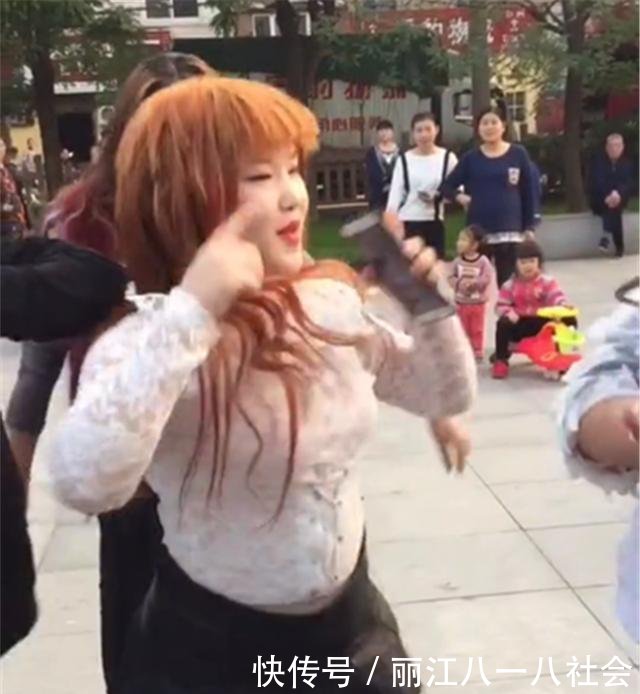 河南“尬舞”本来被指责低俗, 可这女孩加入后, 围观路人赞口不绝