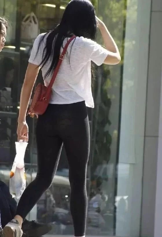 漂亮气质小姐姐，黑色紧身裤尽显尽显曼妙迷人好身材，筷子腿美出