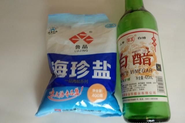 食盐和白醋兑在一起，解决了很多爱美人士的大难题，很实用