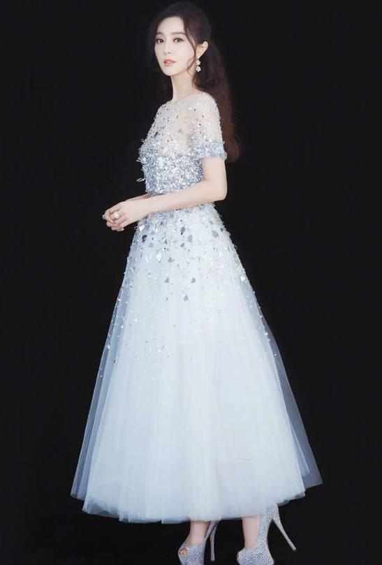 范冰冰仙女裙超压场, 唯独被它给毁了! 网友: 你是有多爱这双鞋