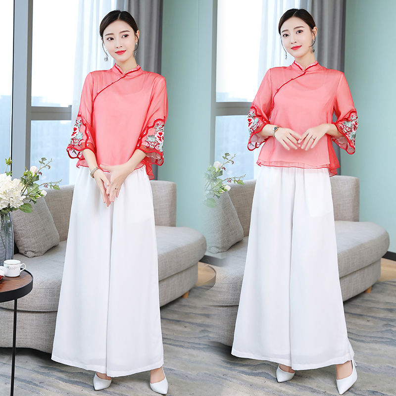 身材微胖的女人，穿一身旗袍，搭配高跟鞋，似露非露，美到极致