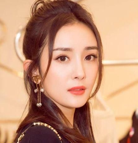  『皮肤』天生素颜好看的女生，大都有这4个特征，完败“化妆脸”