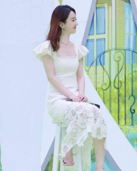 赵丽颖穿白裙超仙，却不知从哪刮来阵“妖风”，惊现眯眯眼好萌！