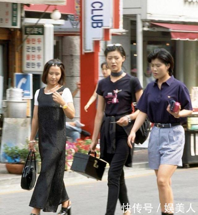  『时髦』看90年代街拍,就像穿越的时尚史,韩国姑娘敢穿、法国姑娘依然优雅
