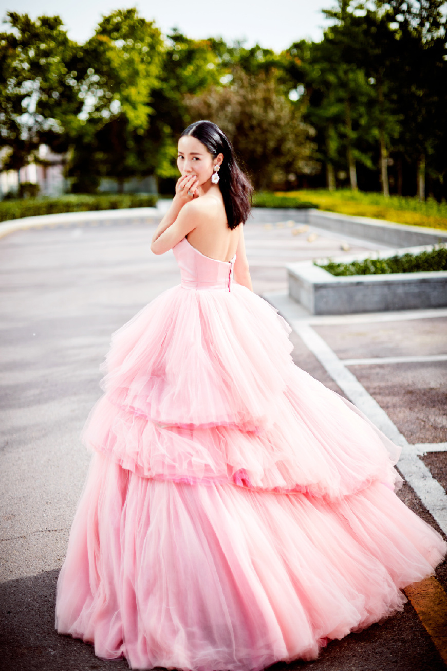 34岁江一燕厉害了！一袭蓝色连衣裙女神范十足，网友：比霍思燕美