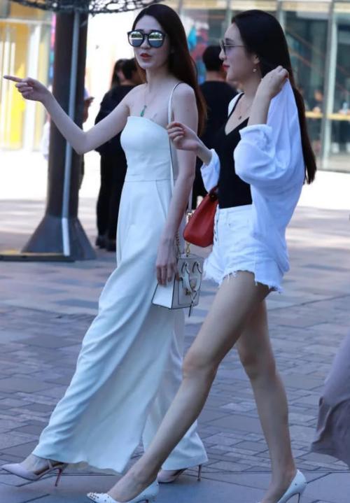 身材高挑的小姐姐，修身的穿搭完美的展现了小姐姐玲珑有致的身材