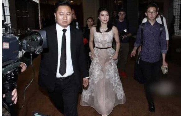 郭晶晶穿礼服出席活动，好身材一览无遗，网友:她的气场太强了!