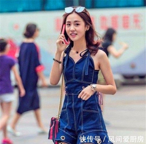 「连体」街拍：小美女身穿时尚的吊带连体短裤，秀出白皙长腿，清秀靓丽