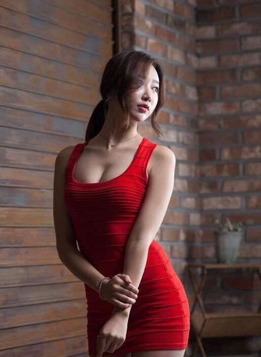 美女图集：喜欢穿成这样静静地等你，我是不是太傻了