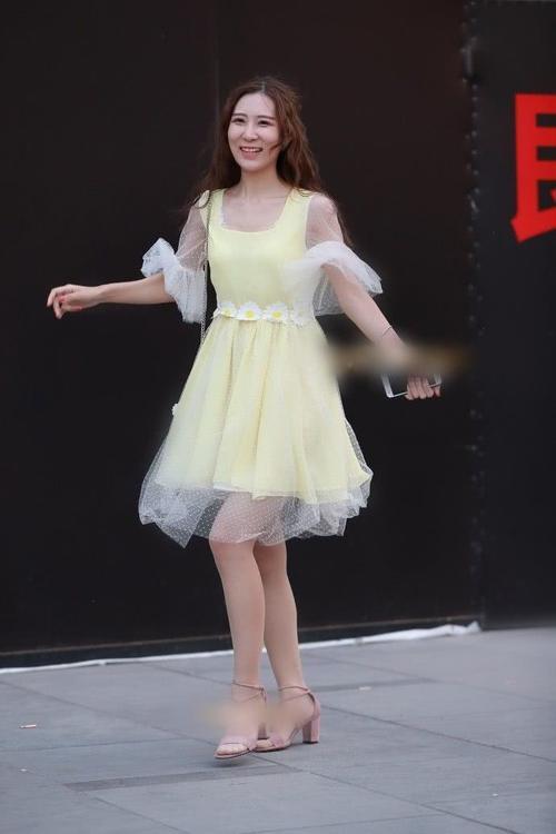 路人街拍，性感亮丽的吊带连衣裙，展现小姐姐独有的女性魅力