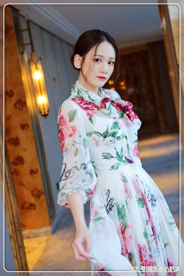陈乔恩穿印花连衣裙嫩出新高度，38岁美成18岁，连气质都变了