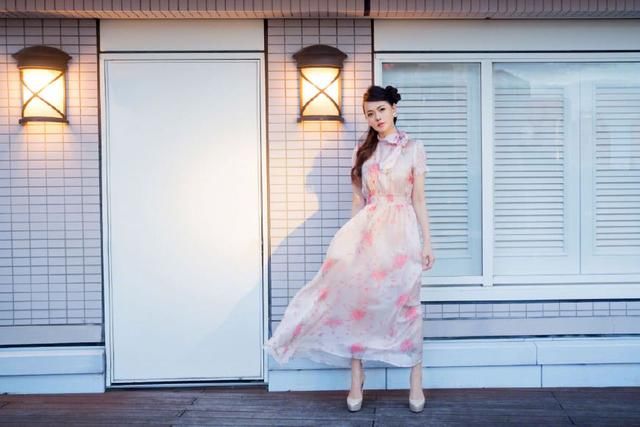 伊能静快50岁了,一袭雪纺长裙现身东京,年纪越大越有味道