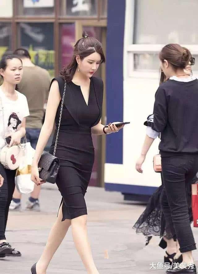 纤细有型的打底裤小姐姐勾勒出精致的腿型，尽情展现窈窕好身材！