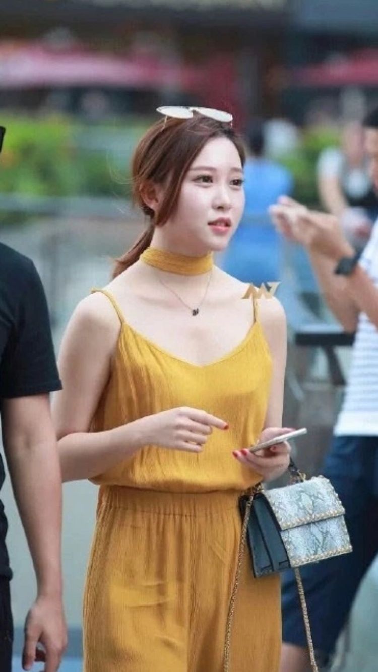 性感街拍丨这么小鸟依人的小姐姐，真羡慕她男友!