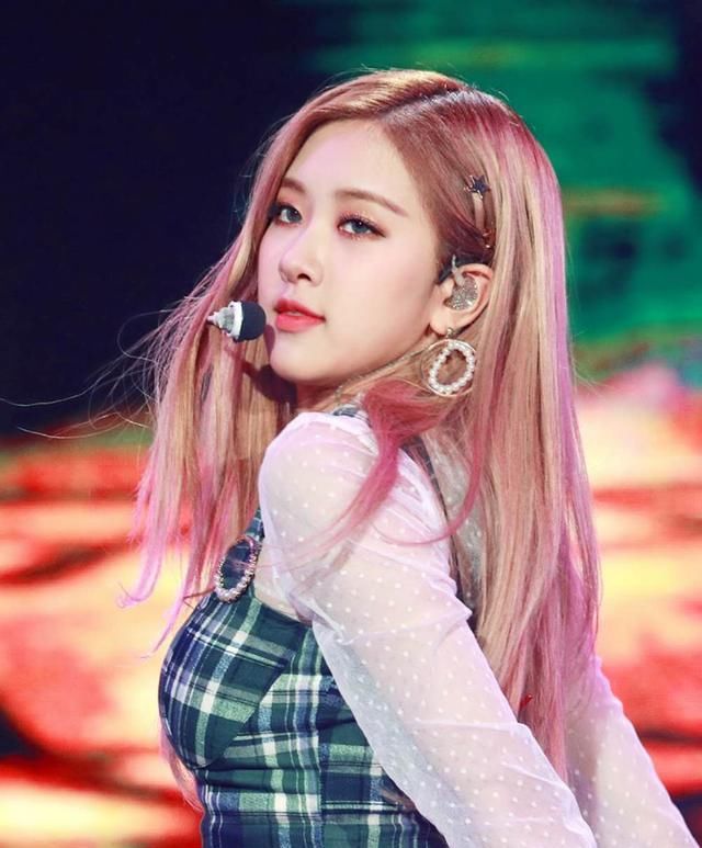  『大片』朴彩英Rosé最新大片,短裤配长靴,不愧是澳洲野玫瑰!