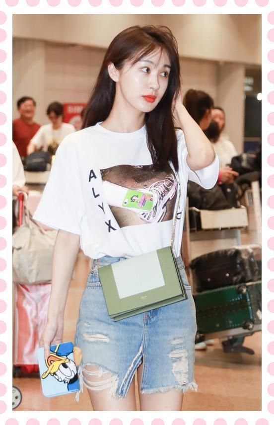 李菲儿真豪放!裙子这么短竟还剪个叉,网友质疑:敢不敢坐下?