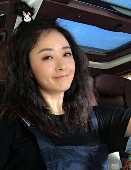 蒋欣穿无袖裙手臂吓人，网友：这发型真是绝了