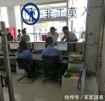 车管所的美女员工火了,只因为她的电脑屏幕被