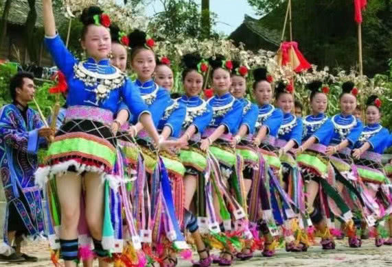 世界超短裙第一村，裙子只有16厘米，这习俗延续了几百年