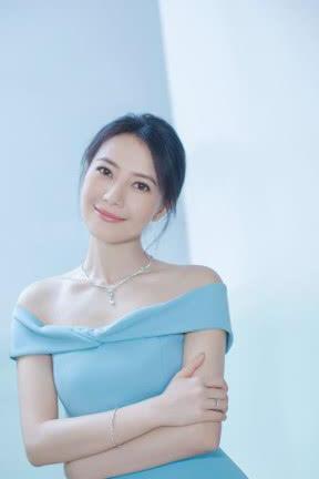 高圆圆只不过剪了个短发，就女神气质全无，网友：终于相信你39了