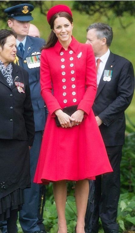 直击英国礼帽旧照：戴安娜王妃优雅，梅根俏丽，卡米拉可爱