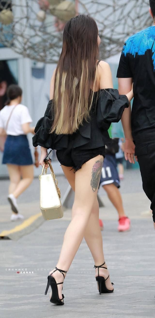 街拍吊带文胸性感霸气纹身美女