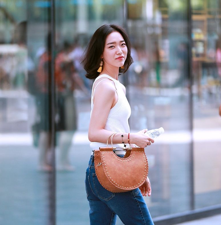 街拍:落落大方的笑容，衬托出她女王的气质，真是女人味十足!