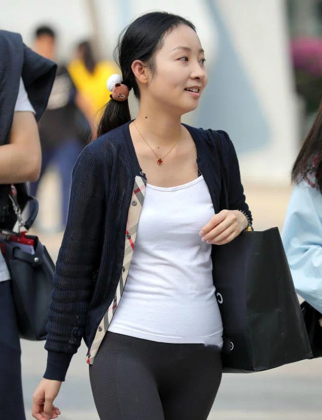 轻熟女身穿黑色紧身裤很性感