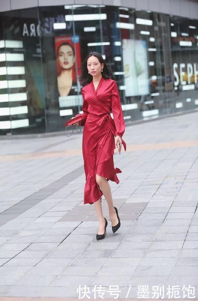 「显得」飘逸的裙摆带着一种迷人的气息,一双尖头高跟鞋显得更加有魅力