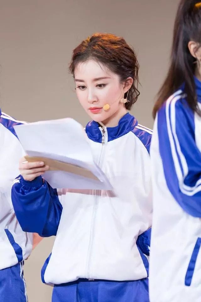 舒畅只是剪了摩卡波波头发型，人变美了还特别减龄，网友:她红了