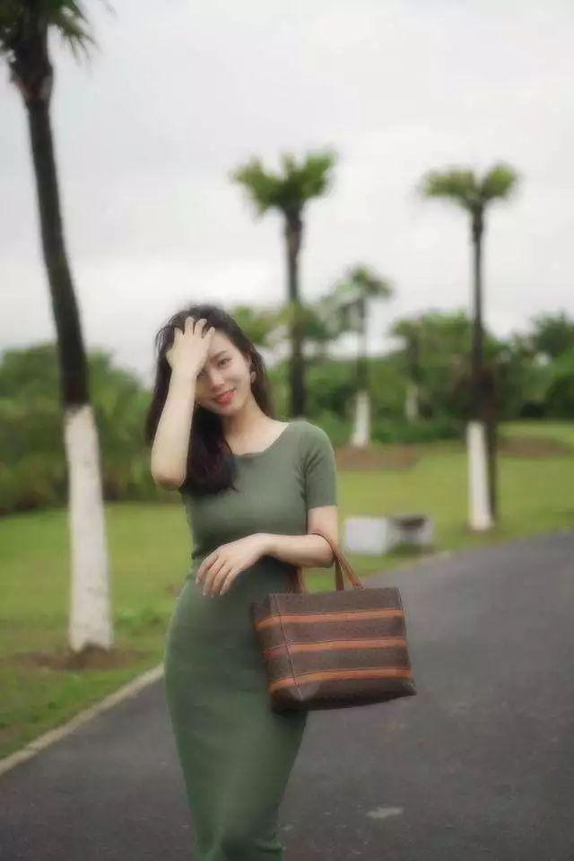 街拍：公园20多岁知性成熟的小姐姐，长裙下小肚肚显得软软的！