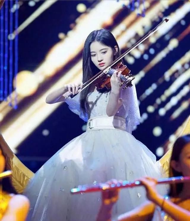 鞠婧祎总算穿对了!牛仔短裤配长筒袜,180的效果都出来了!