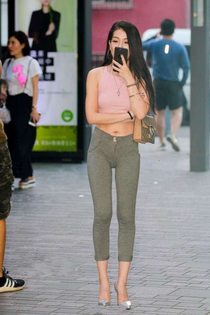 小姐姐这么穿紧身裤不尴尬吗?