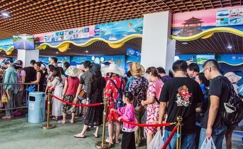 三亚摄氏30度以上，游客却纷纷前去避暑