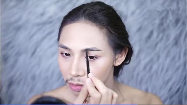 化妆术有多神奇？泰国小哥秒变气质女神，网友：再也不相信化妆了