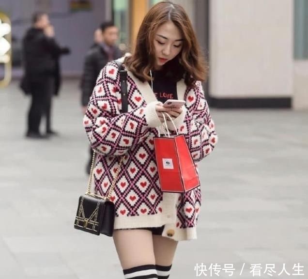 凹凸■灰色紧身T搭配白色裤子,小姐姐的身材凹凸有致,街拍:大墨镜