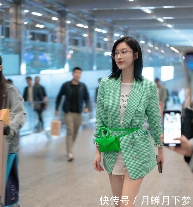  下半身搭配：初春爆火一种新潮流，叫“西服加豆腐鞋”，雅致干净利索又显年轻！