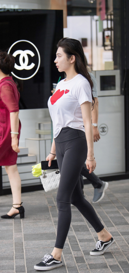 街拍：喜欢穿紧身裤的女人，瑜伽裤大方出街，网友：这是秋裤外穿