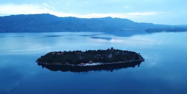 云南最“神秘”的湖,湖水十分清澈让人心喜,下面却还藏着座古城