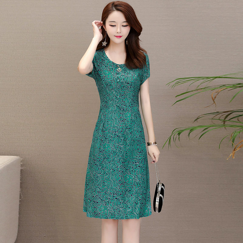 48岁女人穿衣不要选大码，显嫩的就是穿紧身连衣裙，上身太美了