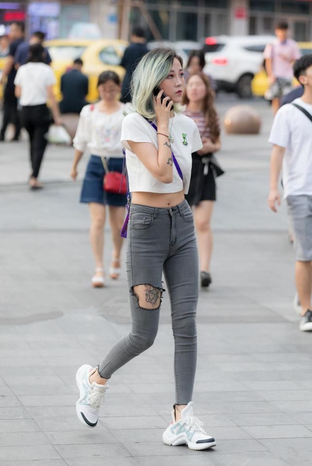 街拍,身材丰满的女神穿背心配短裤,又潮又有范,大长腿靓丽吸睛